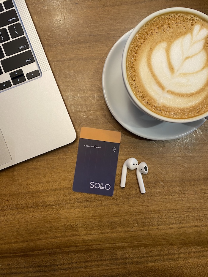 Cartão Sollo NFC com café e laptop